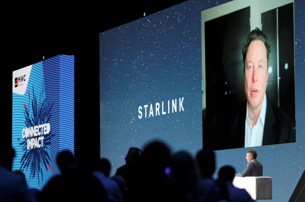 ▲스페이스X의 설립자 겸 테슬라 최고경영자(CEO)인 일론 머스크가 지난해 스페인 바르셀로나에서 열린 MWC2021 행사 중 화상으로 스타링크 투자 계획을 발표하고 있다. 바르셀로나/로이터연합뉴스