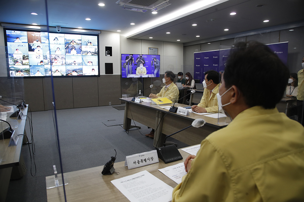 ▲오세훈 서울시장이 30일 오후 서울시청에서 25개구 구청장들이 화상으로 참석한 시·구 코로나19 특별방역 대책회의를 주재하고 있다. (뉴시스)