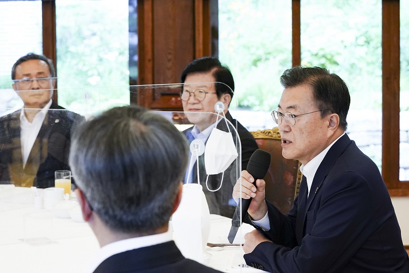 ▲<YONHAP PHOTO-5662> 발언하는 문재인 대통령    (서울=연합뉴스) 최재구 기자 = 문재인 대통령이 30일 청와대 상춘재에서 열린 헌법기관장 초청 오찬 간담회에서 발언하고 있다. 2021.6.30    jjaeck9@yna.co.kr/2021-06-30 14:18:01/<저작권자 ⓒ 1980-2021 ㈜연합뉴스. 무단 전재 재배포 금지.>