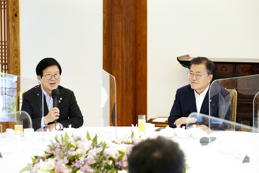 ▲<YONHAP PHOTO-5702> 발언듣는 문재인 대통령    (서울=연합뉴스) 최재구 기자 = 문재인 대통령이 30일 청와대 상춘재에서 열린 헌법기관장 초청 오찬 간담회에서 박병석 국회의장의 발언을 경청하고 있다. 2021.6.30    jjaeck9@yna.co.kr/2021-06-30 14:23:12/<저작권자 ⓒ 1980-2021 ㈜연합뉴스. 무단 전재 재배포 금지.>