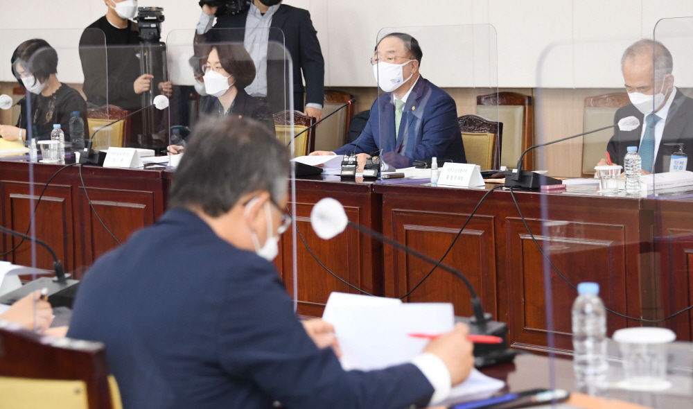 ▲홍남기 경제부총리 겸 기획재정부 장관이 5월 25일 서울 광화문 정부서울청사에서 열린 '제7차 소재.부품.장비 경쟁력강화위원회'를 주재, 모두발언을 하고 있다. (사진제공=기획재정부)