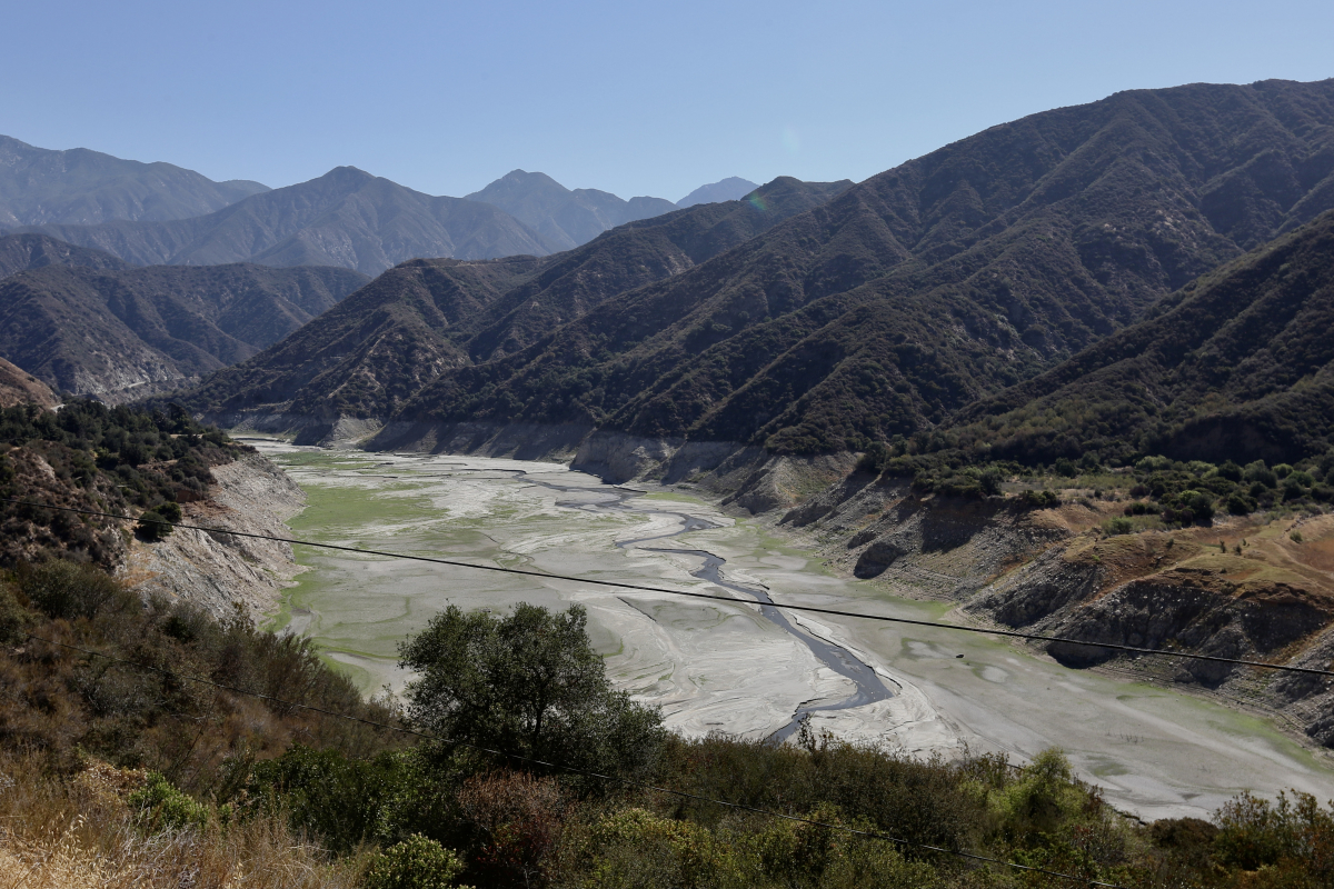 ▲가뭄으로 바닥을 드러낸 미국 로스앤젤레스 아주사 지역 샌 가브리엘 강. (뉴시스)