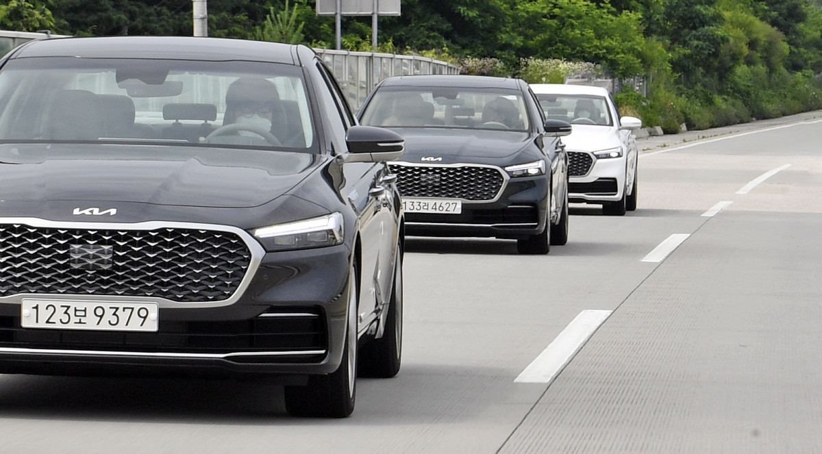 ▲새 모델은 디자인적 변화보다 내실을 더욱 명민하게 다지는 데 초점을 맞췄다. 기본적으로 균형미가 뚜렷한 디자인 덕에 부분변경의 폭도 소폭에 머물렀다. (사진제공=기아)