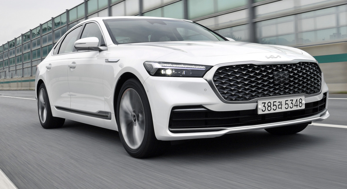 ▲엔진은 3.3터보와 3.8 자연흡기 등 2가지다. V6 3.3 터보을 얹은 시승차는 최고출력 370마력을 낸다. 같은 엔진을 얹은 기아 스포츠세단 스팅어 대비 약 3마력을 줄였다. (사진제공=기아)