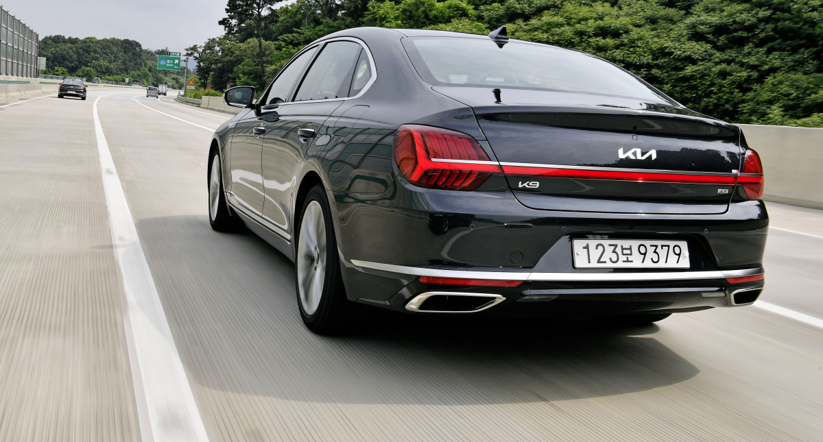 ▲새 모델은 최근 기아의 디자인 트렌드에 맞춰 좌우 테일램프를 하나로 연결했다. 다만 밑그림이 된 2세대 모델 자체가 이를 염두에 둔 디자인이 아닌 탓에 어색함도 존재한다. 빨리 익숙해져야 할 부분이다. (사진제공=기아)