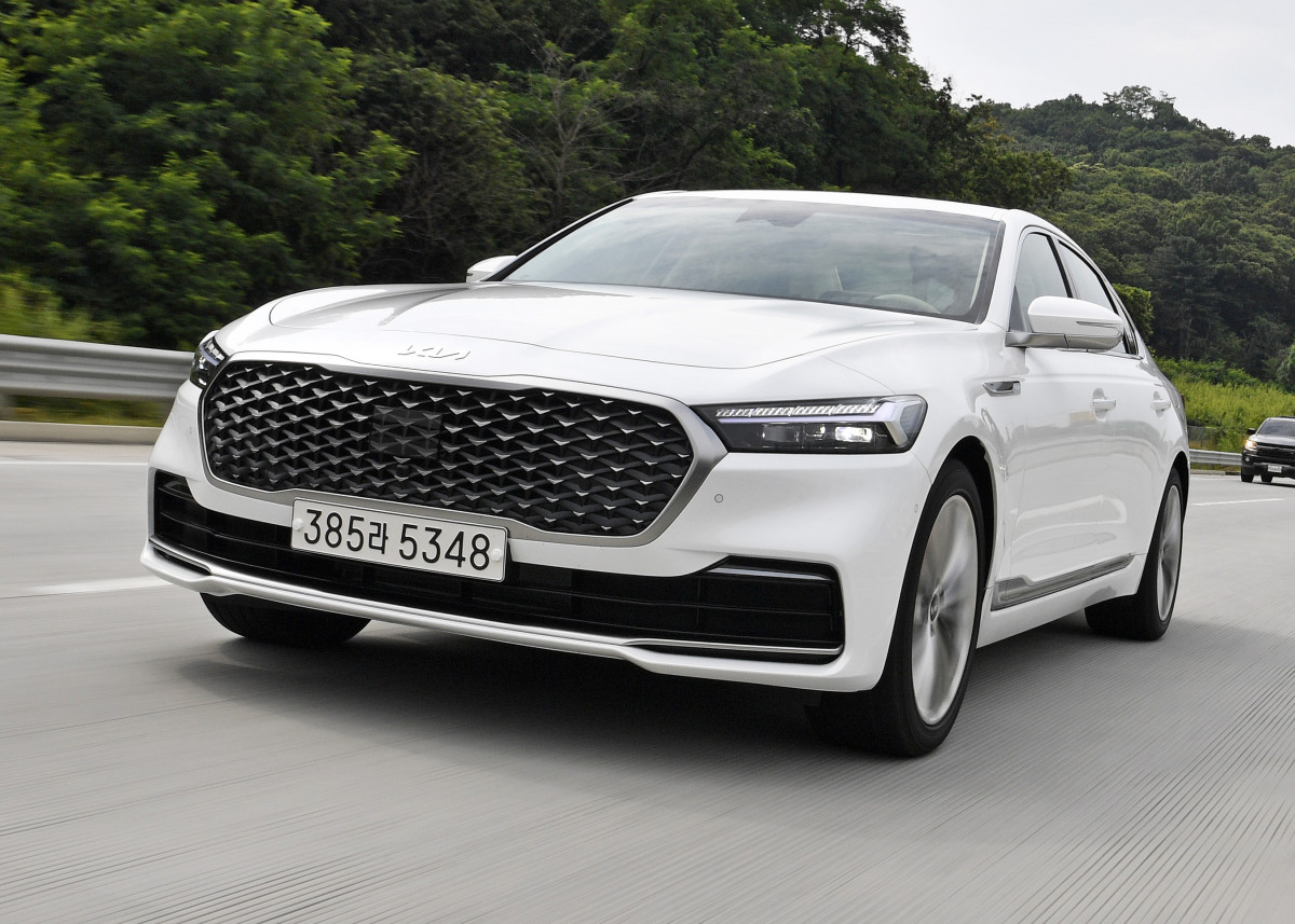 ▲기아 플래그십 세단 K9이 2세대 부분변경으로 거듭났다. 프런트 그릴을 마음껏 키우는 대신, 전조등 모양새는 날카롭게 다듬었다. (사진제공=기아)