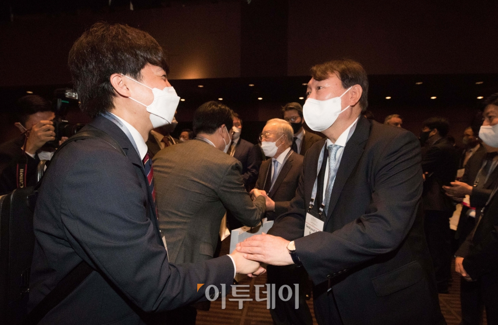 ▲30일 서울 중구 신라호텔에서 열린 아시안리더십콘퍼런스 티타임에서 윤석열 전 검찰총장과 이준석 국민의힘 대표가 인사하고 있다. (국회사진취재단)