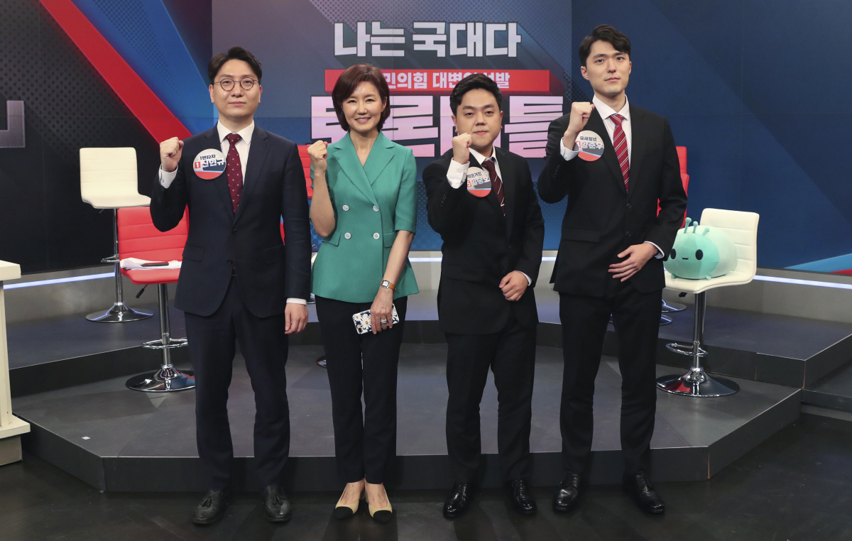 ▲30일 서울 중구 TV조선 스튜대오에서 열린 국민의힘 대변인 선발을 위한 토론 배틀 '나는 국대다(국민의힘 대변인이다)' 4강에 오른 신인규(왼쪽부터), 김연주, 임승호, 양준우 후보가 기념촬영을 하고 있다. (뉴시스)