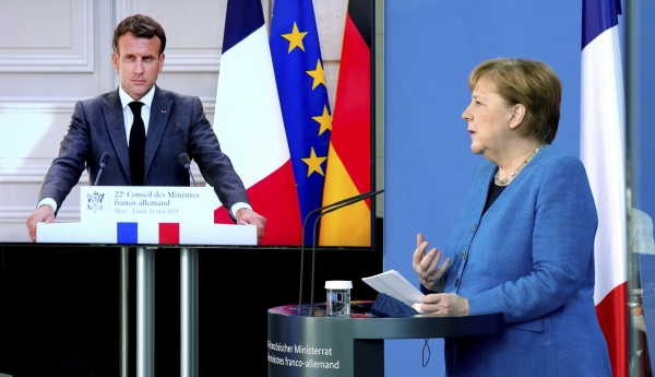▲앙겔라 메르켈 독일 총리가 31일(현지시간) 에마뉘엘 마크롱 프랑스 대통령과 화상 정상회담을 하고 있다. 베를린/AP연합뉴스