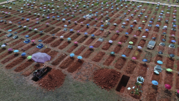 ▲페루 이키토스의 한 공동묘지에서 노동자가 묘지 공간을 만들고 있다. 이키토스/AP연합뉴스