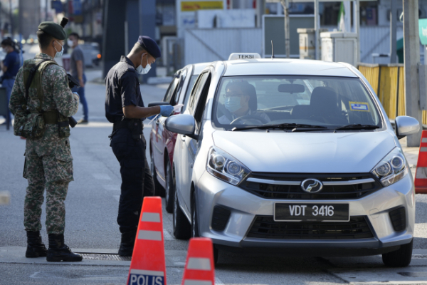 ▲말레이시아 쿠알라룸푸르에서 전국 봉쇄령 시행 첫날인 1일 경찰들이 차량을 세워놓고 통행증이 있는지 검문하고 있다. 쿠알라룸푸르/AP뉴시스 