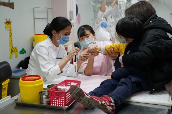 ▲중국 베이징의 한 병원에서 2018년 1월 11일 아이가 치료를 받고 있다. 베이징/신화뉴시스