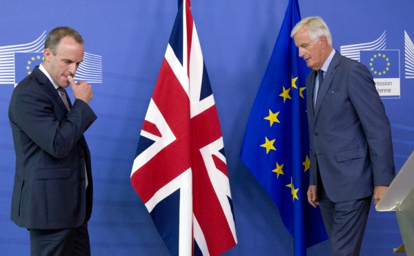 ▲도미니크 라브 영국 외무장관과 유럽연합(EU)측 브렉시트 협상대표 미셀 바르니에가 지난 2018년 8월 31일 벨기에 브뤼셀의 EU 본부에서 만나고 있다. 브뤼셀/AP연합뉴스

