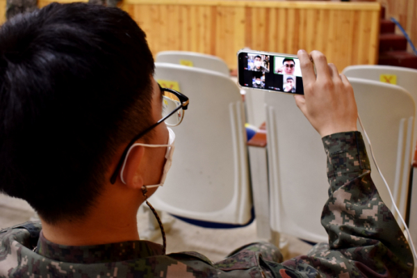 ▲전남 진도군 육군 31사단 진도대대의 한 장병이 ‘장병사랑 진로ㆍ취업 멘토링’에 참여하고 있다. (사진제공=한화시스템)