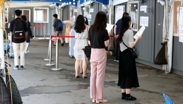 ▲코로나19 신규 확진자가 엿새만에 600명대로 올라선 2일 오전 서울 중구 서울역광장에 마련된 임시선별검사소에서 시민들이 검사를 받기 위해 줄지어 서 있다.  (뉴시스)