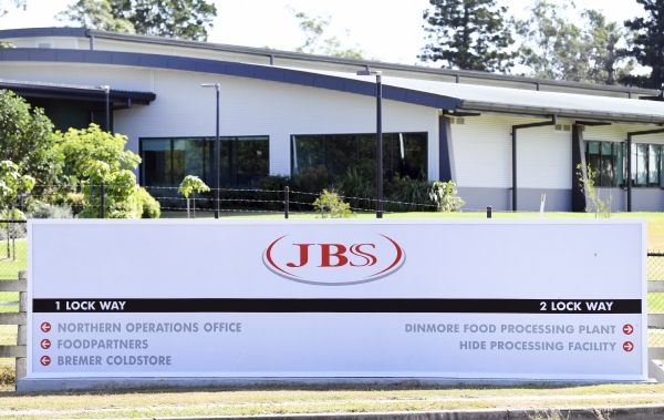 ▲지난해 5월 12일 JBS 회사 로고가 호주 브리즈번 서쪽 시설 입구에 걸려 있다. 브리즈번/AP연합뉴스
