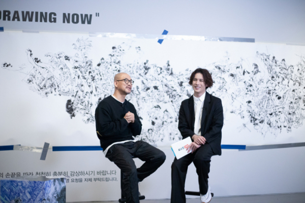 ▲박기웅X김정기 작가(사진제공=마운틴무브먼트)