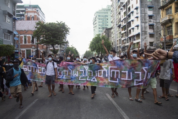 ▲미얀마 최대 도시 양곤에서 3일(현지시간) 군부 쿠데타 규탄 시위대가 플래카드를 펼쳐 들고 기습시위를 벌이고 있다. 양곤/AP연합뉴스