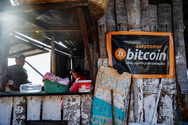 ▲엘살바도르 푼타 로카 해변의 한 시장에 “비트코인을 받는다”는 팻말이 붙어 있다. 푼타 로카/로이터연합뉴스 
