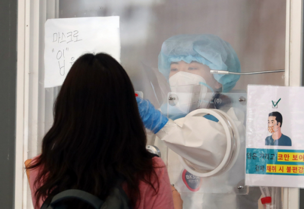 ▲코로나19 신규 확진자수가 10일만에 처음으로 700명대로 집계, 725명을 기록한 5일 서울역 임시선별검사소에서 의료진이 검사 업무를 하고 있다.  (뉴시스)