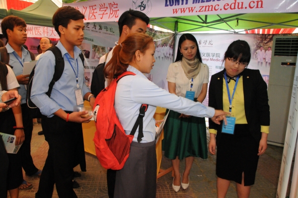 ▲캄보디아 프놈펜에서 2016년 4월 26일 공자학원 직원이 현지인을 대상으로 교육 프로그램을 소개하고 있다. 프놈펜/신화뉴시스
