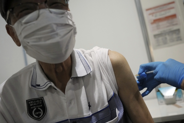 ▲일본 도쿄에서 6일 한 시민이 모더나 백신을 접종하고 있다. 도쿄/AP뉴시스

