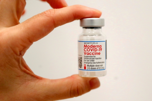 ▲한 의료진이 1월 29일 미국 뉴욕 맨해튼에서 모더나 신종 코로나바이러스 감염증(코로나19) 백신을 들고 있다. 맨해튼/로이터연합뉴스
