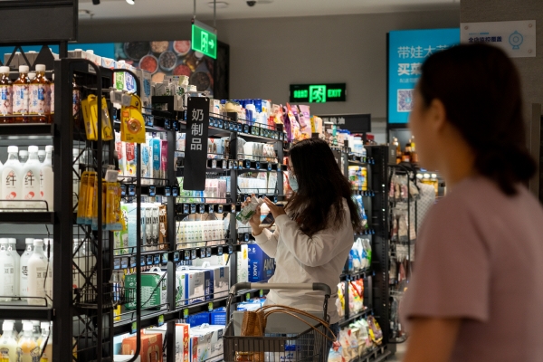 ▲중국 난징의 한 슈퍼마켓에서 사람들이 쇼핑하고 있다. 난징/신화뉴시스
