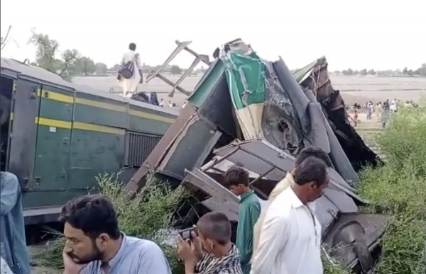 ▲파키스탄 시민들이 7일(현지시간) 다르키시 인근에서 발생한 열차 충돌 사고 현장을 살피고 있다. 다르키시/AP뉴시스
