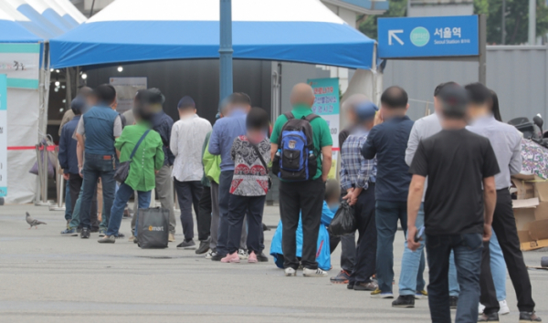 ▲7일 오전 서울역 광장에 마련된 임시선별검사소에서 시민들이 줄을 서 있다. (연합뉴스)