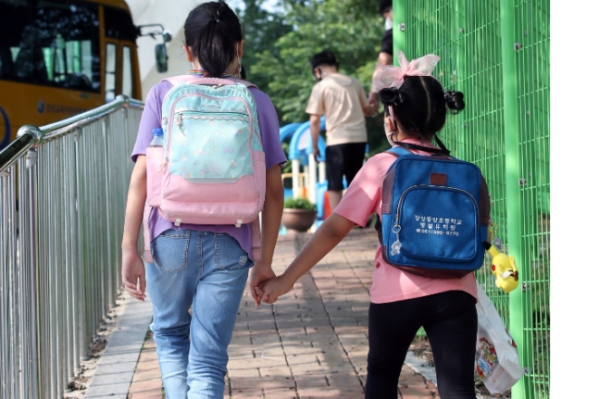 ▲7일 오전 전남의 한 초등학교 앞에서 자매가 등교하는 모습.  (연합뉴스)