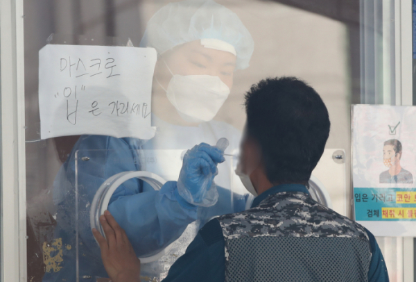 ▲8일 오전 서울역 중구 코로나19 임시선별검사소에서 시민들이 검사를 받고 있다.  (뉴시스)