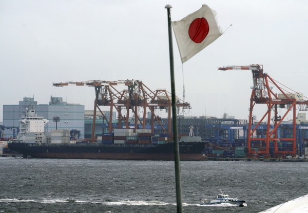 ▲일본 도쿄항에 2018년 8월 24일 컨테이너선이 정박하고 있다. 도쿄/AP뉴시스
