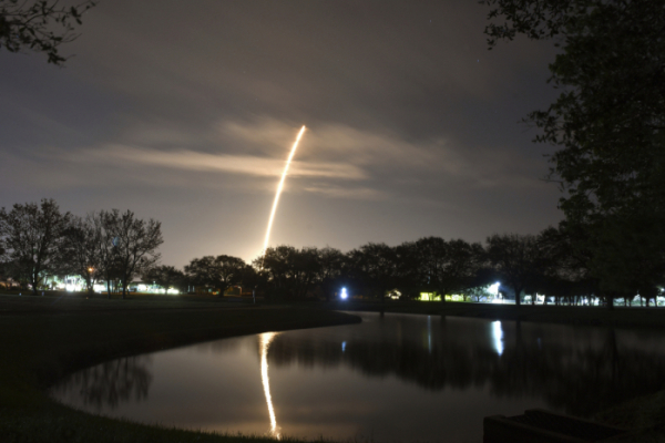 ▲스페이스X 팰컨 로켓 9기가 2월 15일(현지시간) 미국 플로리다주 비에라의 케이프캐너버럴 공군기지에서 발사되고 있다. 비에라/AP뉴시스