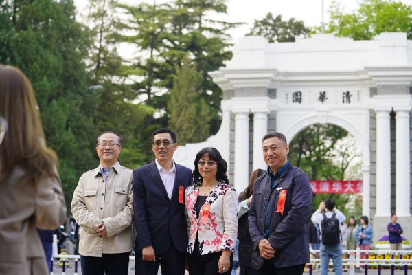 ▲중국 베이징 칭화대에서 4월 24일 동문들이 개교 110주년을 맞아 사진을 찍고 있다. 베이징/신화뉴시스
