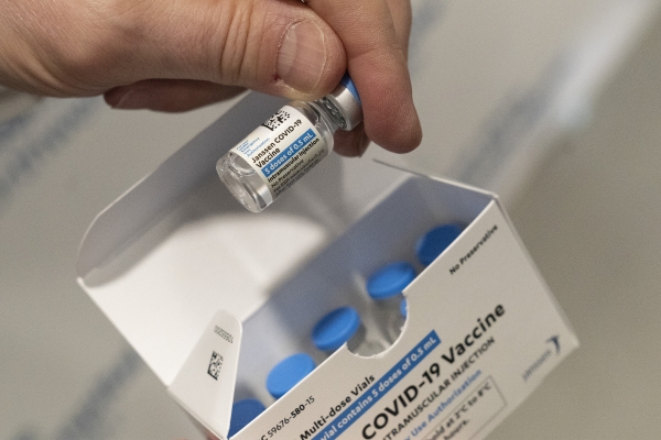 ▲미국 뉴욕주 베이쇼어의 한 병원에서 3월 3일(현지시간) 의료진이 얀센 백신을 꺼내보이고 있다. 베이쇼어/AP뉴시스
