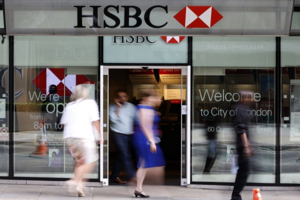 ▲영국 시민들이 2015년 8월 28일(현지시간) 런던 HSBC 지점 앞을 지나고 있다. 런던/AP뉴시스
