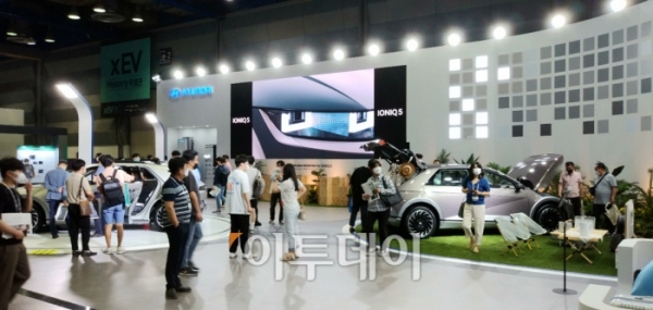 ▲이달 9일 서울 강남구 코엑스에서 열린 'xEV 트렌드 코리아 2021'에서 관람객들이 현대차 부스에 전시된 아이오닉5를 살펴보고 있다.  (이투데이DB)