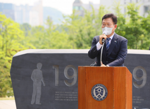 ▲더불어민주당 송영길 대표가 9일 서울 서대문구 연세대 이한열동산에서 열린 제34주기 이한열 추모식에서 부동산 투기 의혹 대상에 올라 탈당 조치를 당한 우상호 의원에 대해 발언하고 있다. (연합뉴스)