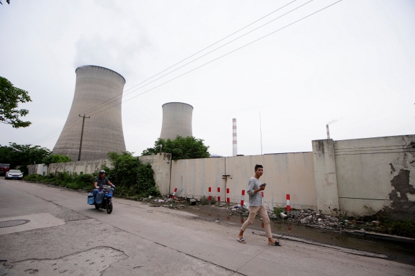 ▲한 남성이 5월 28일 중국 상하이의 한 석탄화력발전소를 지나가고 있다. 상하이/로이터연합뉴스
