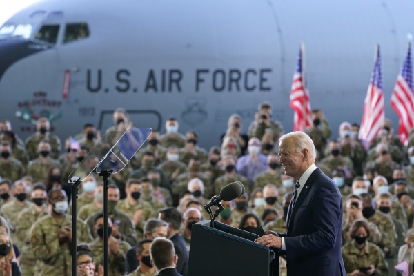 ▲조 바이든 미국 대통령이 9일(현지시간) 영국 서퍽주의 밀든홀 로열 공군기지를 방문해 미군 장병들 앞에서 연설하고 있다. 밀든홀/로이터연합뉴스

