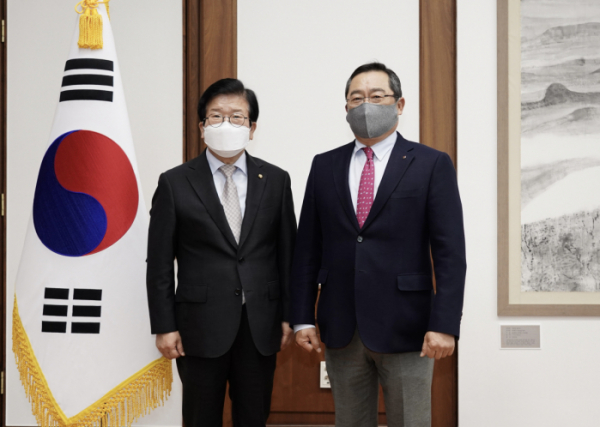 ▲구자열 무역협회 회장(오른쪽)이 10일 박병석 국회의장(왼쪽)을 만나 무역업계 현안을 공유했다.  (사진제공=무역협회)