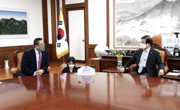 ▲구자열 무역협회 회장(왼쪽)이 10일 박병석 국회의장(오른쪽)을 만나 무역업계 현안을 공유했다.  (사진제공=무역협회)