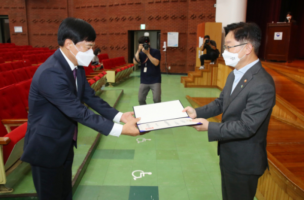 ▲10일 오후 경기도 정부과천청사 법무부 대강당에서 열린 검찰 고위간부 보직변경 신고식에서 박범계 장관이 이성윤 서울고검장에게 임명장을 수여하고 있다. (연합뉴스)