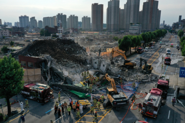 ▲지난 6월 9일 오후 광주 동구 학동의 한 철거 작업 중이던 건물이 붕괴, 도로 위로 건물 잔해가 쏟아져 시내버스 등이 매몰됐다. (연합뉴스)