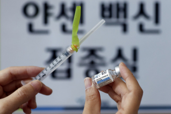 ▲10일 한 병원에서 의료진이 백신 접종 준비를 하고 있다. (연합뉴스)