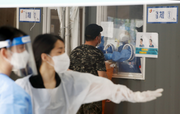 ▲14일 오전 서울역 코로나19 중구임시선별검사소에서 시민들이 검사를 받고 있다. (뉴시스)