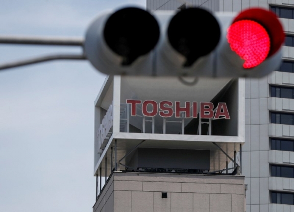 ▲일본 도쿄의 한 빌딩 위 도시바 간판과 빨간 신호등이 겹쳐 보인다. 도쿄/로이터연합뉴스
