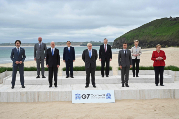 ▲11일(현지시간) 영국 남서부 콘월의 카비스 베이에서 막을 올린 주요 7개국(G7) 정상회의에서 참가국 정상들이 단체 기념사진 촬영을 위해 포즈를 취하고 있다. (AFP/연합뉴스)