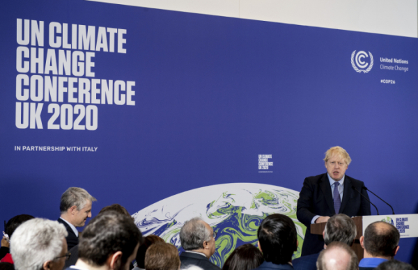 ▲보리스 존슨 영국 총리가 지난해 2월 4일(현지시간) 영국 런던에서 열린 COP26 UN 기후정상회의의 발족식에 참석해 연설하고 있다.  (런던/AP뉴시스)